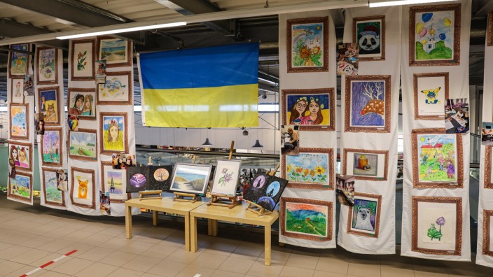 Landkreis Dachau: In der Akademie Bonauer im Dachauer Einkaufszentrum AEZ hat Oskana Bonauer-Morel eine Ausstellung ukrainischer Kinderbilder im zweiten Stock sowie eine Fotoausstellung im Erdgeschoss kuratiert, die öffentlich zugänglich ist.