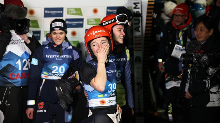 Nordische Ski-WM: Katharina Althaus aus Deutschland (M) jubelt nach ihrem Sieg.