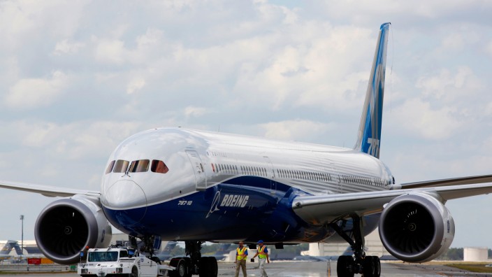 Luftfahrtindustrie: März 2017: Der erste Boeing 787-10 Dreamliner steht nach seinem Jungfernflug auf dem Charleston International Airport in North Charleston (USA).