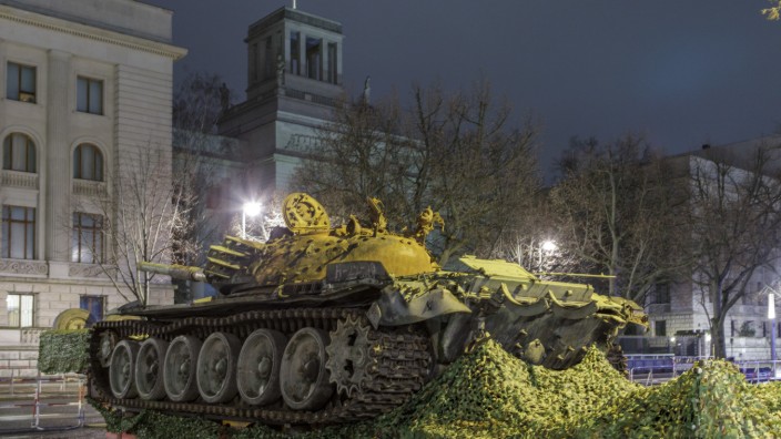 Berlin: Angekommen: Das Wrack eines russischen Panzers vom Typ "T-72" am frühen Freitagmorgen am Boulevard Unter den Linden - vor der Botschaft Russlands.