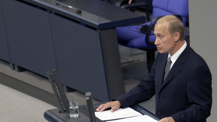 Ein Jahr Krieg: So fing es mal an: Wladimir Putin am 25. September 2001 im Bundestag. Er war der erste russische Präsident, der dort eine Rede hielt.