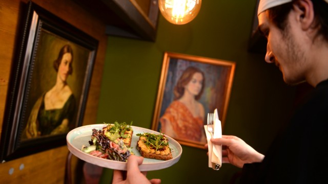 Bar "Gudrun 3": Die Gerichte auf der Tages- und Wochenkarte wechseln. An diesem Tag gibt es Brot mit Humus.