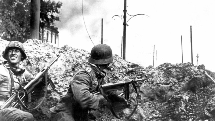 Kulturgeschichte: Die Schlacht um Stalingrad war das blutigste Gefecht des Zweiten Weltkriegs. Das Foto zeigt zwei Soldaten der deutschen Infanterie bei den Straßenkämpfen.