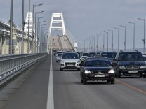 Liveblog zum Krieg in der Ukraine: Nach Explosionen: Krim-Brücke soll für Autos wieder befahrbar sein