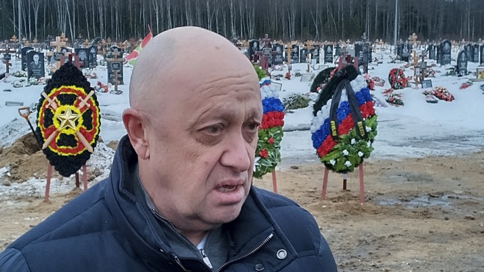 Russischer Söldner-Chef: Der Chef der Wagner-Gruppe, Jewgenij Prigoschin, bei der Beerdigung eines seiner Kämpfer, der in der Ukraine umkam, auf dem Friedhof Beloostrowskoje bei St. Petersburg.