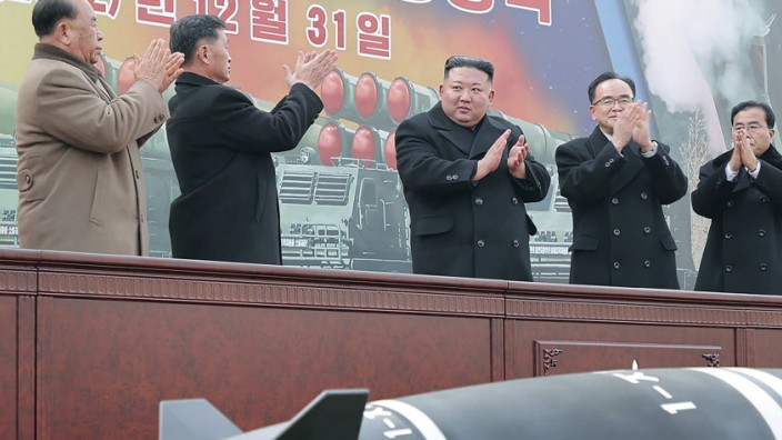 Nordkorea: Alle applaudieren Kim Jong-un; und Kim Jong-un applaudiert zurück - die nordkoreanische Führung auf einem offiziellen Foto, angeblich bei einem Raketentermin Ende Dezember.