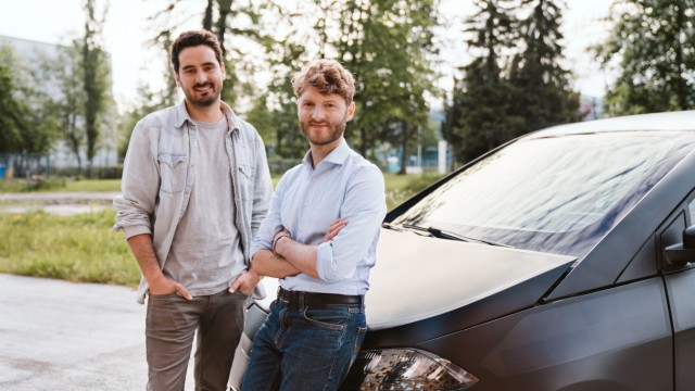 Autoindustrie: Vor elf Jahren haben Laurin Hahn (links) und Jona Christians in einer Münchner Garage zum ersten Mal an einem Auto mit Solarintegration gebastelt.