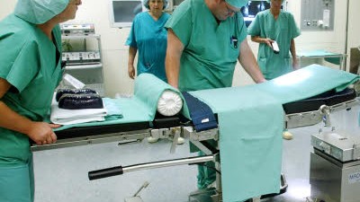 Krankenhaus-Pauschalen: Ärzte und OP-Schwestern in der Berliner Charité: Das deutsche Fallpauschalen-Modell findet weltweit Interesse.