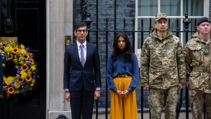 Vereinigtes Königreich: Rishi Sunak mit seiner Frau Akshata Murty sowie britischen und ukrainischen Soldaten bei einer Schweigeminute zum Jahrestag des russischen Angriffs auf die Ukraine.