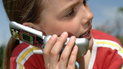 Kinder-Freizeitstudie: Teures Hobby:  Mehr als zwei Millionen Mädchen und Jungen zwischen sechs und 13 Jahren besitzen ein eigenes Handy.