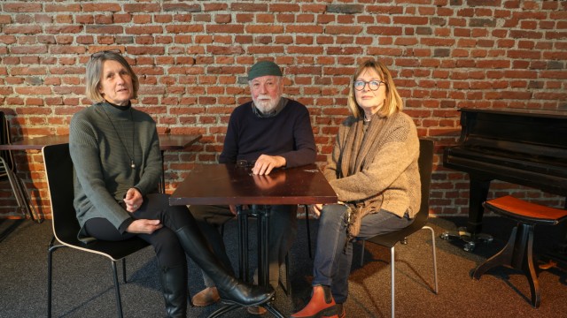 SZ-Kulturpreis Tassilo: Mitglieder des Fördervereins Alte Schule Lauterbach, von links: Claudia Fleischer, Heinz Eder und Gabriele Oswald-Kammerer (Landkreis Dachau).