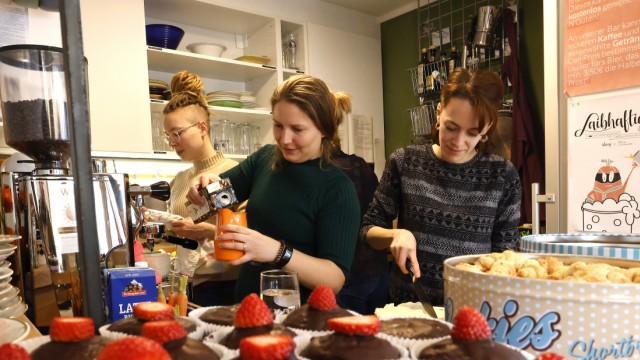 SZ-Kulturpreis Tassilo: Das Café Übrig mit Vereinsmitgliedern, von links: Cora Huhn, Johanna Merkle und Silke Kunz (Landkreis Freising).