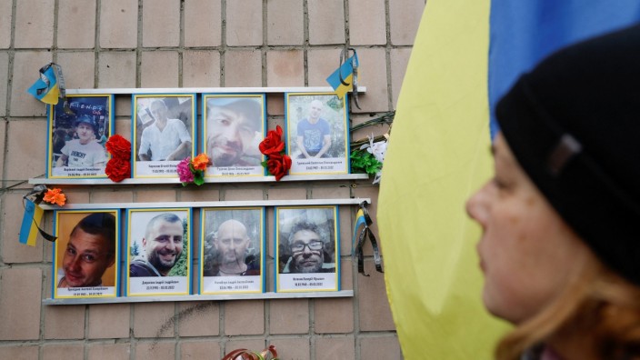 Invasion in der Ukraine: Die Menschen in der Ukraine haben am Freitag der vielen Toten gedacht - so wie hier in Butscha.