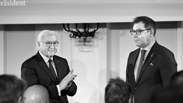 Ukraine-Krieg: Bundespräsident Frank-Walter Steinmeier und der ukrainische Botschafter in Deutschland, Oleksij Makejew, am Freitag in Berlin.