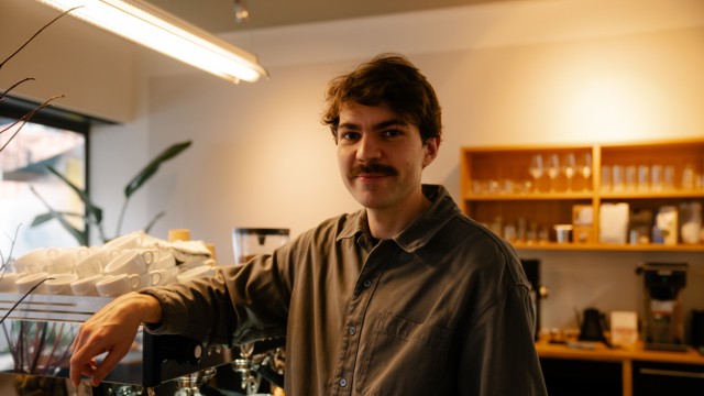 Café Faber: Leon Hänseler bereitet den Kaffee zu und bedient die Gäste.