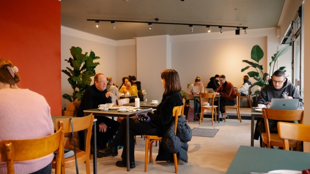 Café Faber: Das Café haben die beiden Betreiber schlicht eingerichtet, nur ein paar große Pflanzen und eine rot gestrichene Wand dienen als Hingucker.