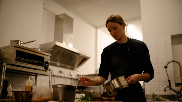 Café Faber: Hannah Gratzfeld ist als Küchenchefin für die hübsch angerichteten Teller zuständig.
