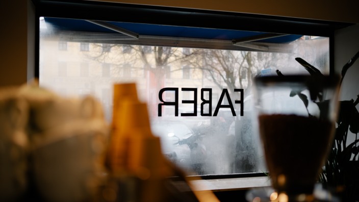 Café Faber: "Faber" steht in großen Buchstaben auf der Fensterfront.