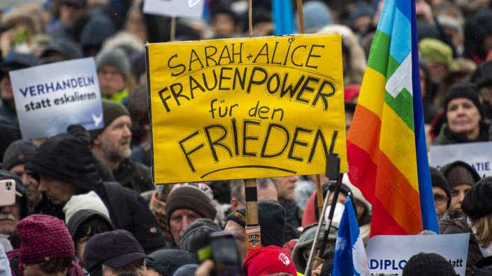 Berlin: "Für den Frieden" ist auf Plakaten am Brandenburger Tor zu lesen - oder auch "Diplomatie statt Waffenlieferungen".
