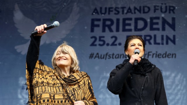Berlin: Alice Schwarzer and Sahra Wagenknecht auf der Bühne am Brandenburger Tor.