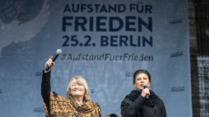 Ein Jahr Krieg: Samstagmittag in Berlin: Alice Schwarzer (links) und Sahra Wagenknecht begrüßen ihr Publikum.