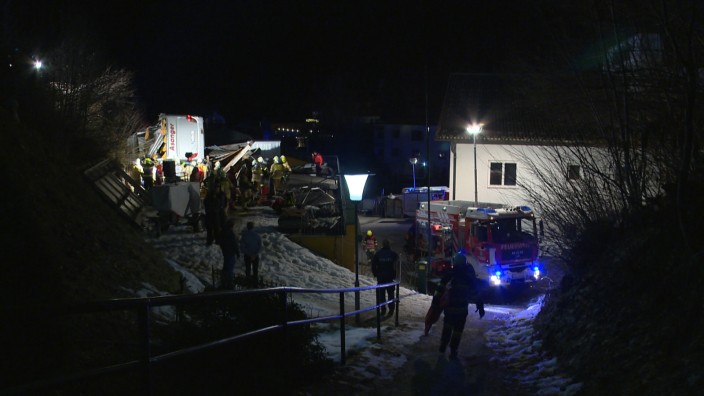 Steiermark: Ein deutscher Reisebus ist auf der L722 bei Schladming über eine Böschung gestürzt.