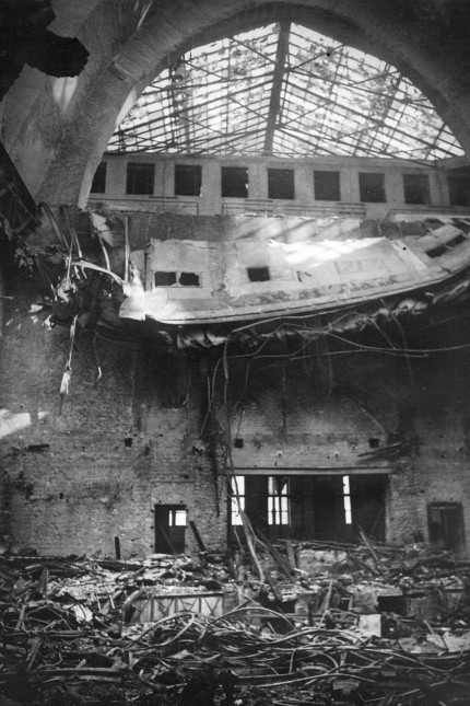 Das Politische Buch: Knapp einen Monat nach der Ernennung von Hitler zum Reichskanzler ging der Reichstag in Flammen auf: Blick in den ausgebrannten Plenarsaal.