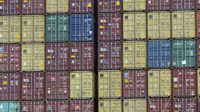 Industriepolitik: Ein Schiff im Hafen von Savannah, einer US-Küstenstadt in Georgia, voll beladen mit Containern: Bidens Subventionspaket hat in Europa große Sorgen hervorgerufen.
