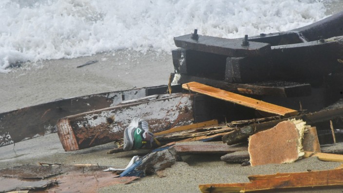 Kalabrien: Das Wrack eines gekenterten Bootes wurde am Strand bei Cutro in der italienischen Provinz Crotone angespült.