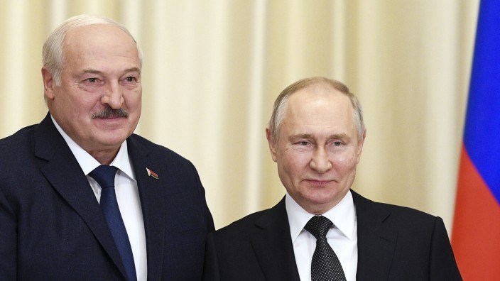 Nach SZ-Recherche: Der belarussische Präsident Lukaschenko (links) ist wirtschaftlich und politisch abhängig vom Mann im Kreml, Wladimir Putin.