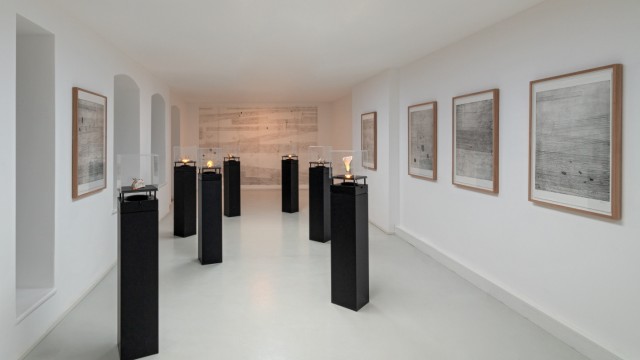 Ein Rundgang durch Münchner Galerien: "Reliquien" nennt Zad Moultaka seine Ausstellung in der Galerie Tanit. Sieben tönende Stelen sind von Notationen umgeben. Von Zeit zu Zeit erklingen die Fragmente gemeinsam und wirken wie eine große symphonische Dichtung.