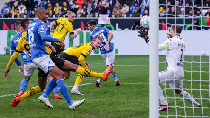 Kuriose Tore im Fußball: Mal anders: Julian Brandt bringt Borussia Dortmund in Hoffenheim per Rücken in Führung.