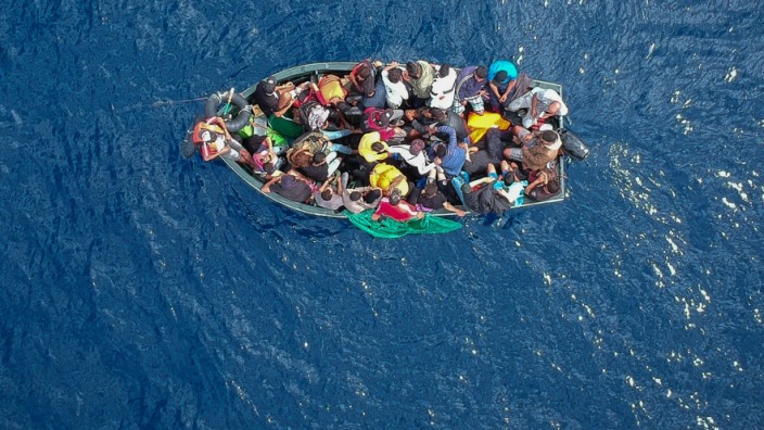 Flüchtlingspolitik: Ein Flüchtlingsboot in der Straße von Gibraltar.