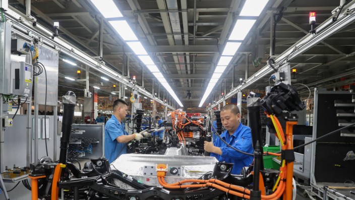 Wirtschaftliche Beziehungen: Insbesondere der Autobau in China boomt. Volkswagen - im Bild eine Werkshalle - verkauft hier vier von zehn Autos.