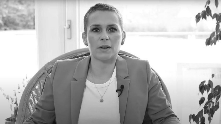 Bayern-AfD: 2021 meldete sich Corinna Miazga nach ihrer Krebserkrankung in einem Youtube-Video zurück. Nun ist sie gestorben.