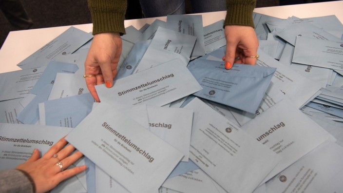 Berlin: Wahlhelfer sichten nach der wiederholten Berliner Wahl die Stimmzettel.