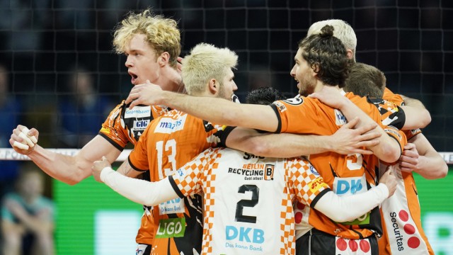 Volleyball: Verdienter Jubel: Die Berlin Volleys sind wieder Volleyball-Pokalsieger.