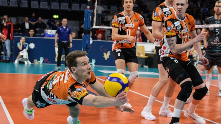 Volleyball: Toller Hecht: Johannes Tille hält den Ball per Sprung in der Luft und gewinnt mit den Berlin Recycling Volleys gegen Düren.