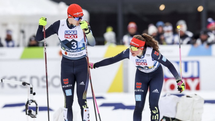 Nordische Ski-WM: Mit Anschubhilfe: Nathalie Armbruster schickt Julian Schmid in die Loipe - nur die Norweger schlagen das deutsche Kombinierer-Quartett.