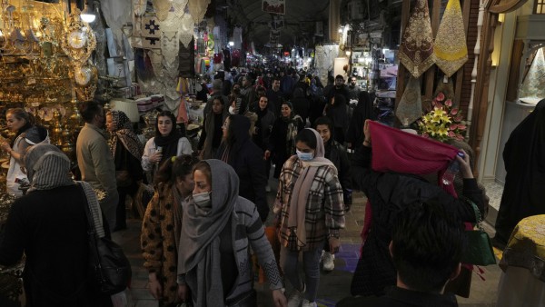Unter den Menschen, die am Wochenende auf dem Alten Basar in Teheran unterwegs waren, sind auch Frauen die kein Kopftuch tragen.