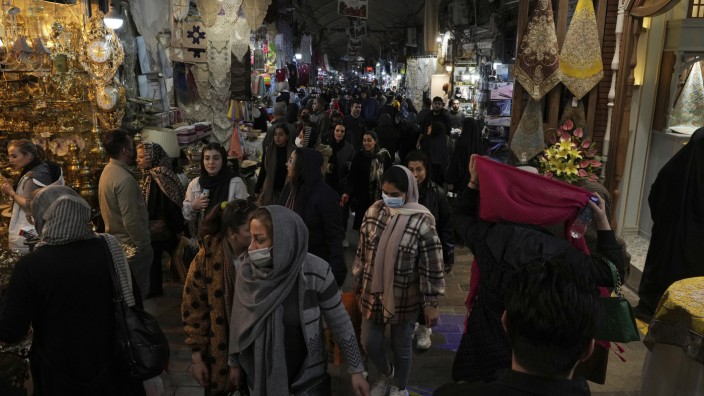 Unter den Menschen, die am Wochenende auf dem Alten Basar in Teheran unterwegs waren, sind auch Frauen die kein Kopftuch tragen.
