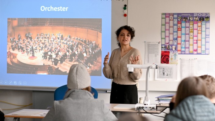 Berufsschüler stimmen sich auf Konzert ein: Wie ein Orchester angeordnet ist und warum, erklärt Musikpädagogin Mona Pishkar den Schülerinnen und Schülern der Berufsschule für Berufsvorbereitung in Bogenhausen.