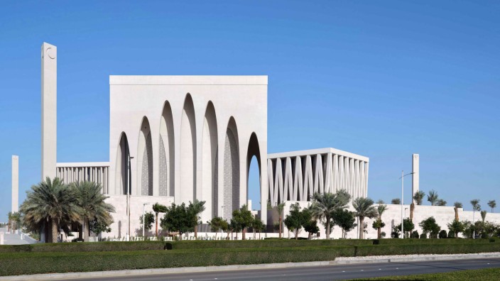 Vereinigte Arabische Emirate: Das interreligiöse Zentrum in Abu Dhabi besteht aus drei Gotteshäusern, in der Mitte ein Garten, in dem die Gläubigen sich begegnen und miteinander reden können.