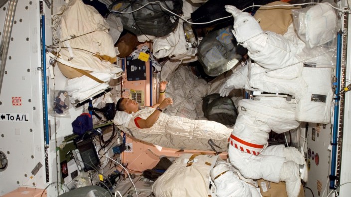 Raumfahrt: Astronaut Daniel Tani schläft an Bord der Internationalen Raumstation. Für einen dauerhaften Schlaf während interplanetarer Fernreisen müssten Raumschiffe grundsätzlich anders konstruiert werden.