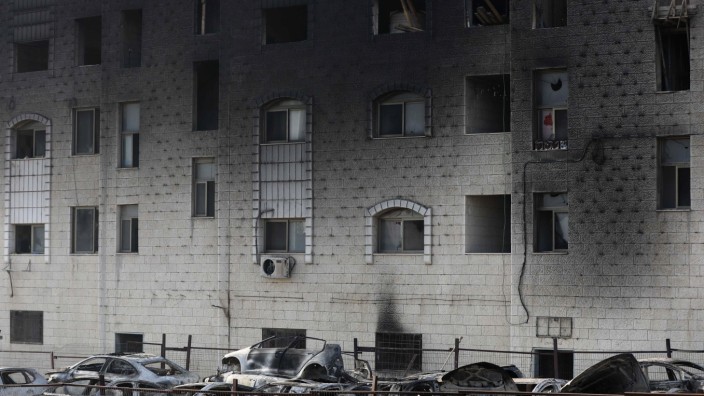 Nahostkonflikt: Eine Gruppe israelischer Siedler sucht Rache im palästinensischen Huwara - und hinterlässt verkohlte Fassaden.