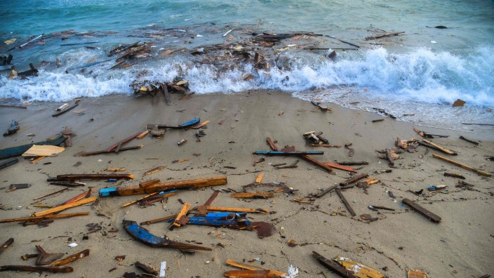 Flüchtlingsdrama vor Kalabrien: Der Staat will nicht retten, private Rettungsschiffe dürfen es nicht. Im Bild das Wrack des Fischerbootes an der Küste von Steccato di Cutro, mindestens 62 Menschen starben.