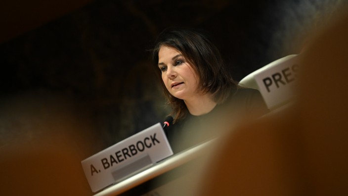 Rüstungskontrolle: Annalena Baerbock setzt auf Multilateralismus und die Vereinten Nationen (im Bild ihr Auftritt in Genf am Montag). Die Aussichten bei der Rüstungskontrolle sind allerdings alles andere als rosig.
