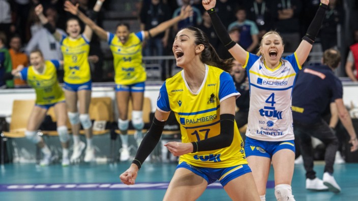 Volleyball-Pokalsiegerin Yüzgenç : Jubelnde Anführerinnen: Diagonalspielerin Tutku Burcu Yüzgenç (vorne) und Libera Anna Pogany bezwingen mit Schwerin den SC Potsdam im Pokalfinale.