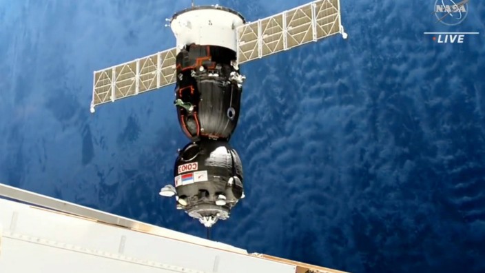 Aktuelles Lexikon: Die neue Sojus-Kapsel ist da - hier eine Aufnahme vom Andockmanöver an der ISS am Sonntag.