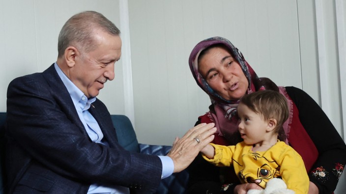 Erbeben in der Türkei: Der türkische Präsident trifft Opfer der schweren Erdbeben in seinem Land.
